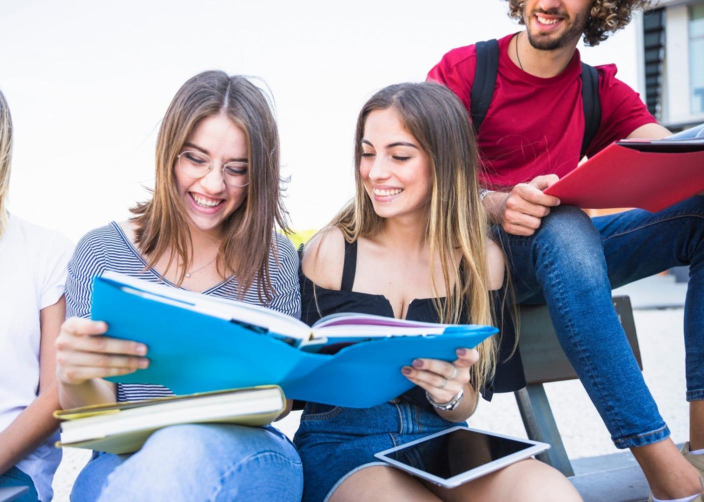 Espace de formation convivial avec tables et chaises disposées en cercle