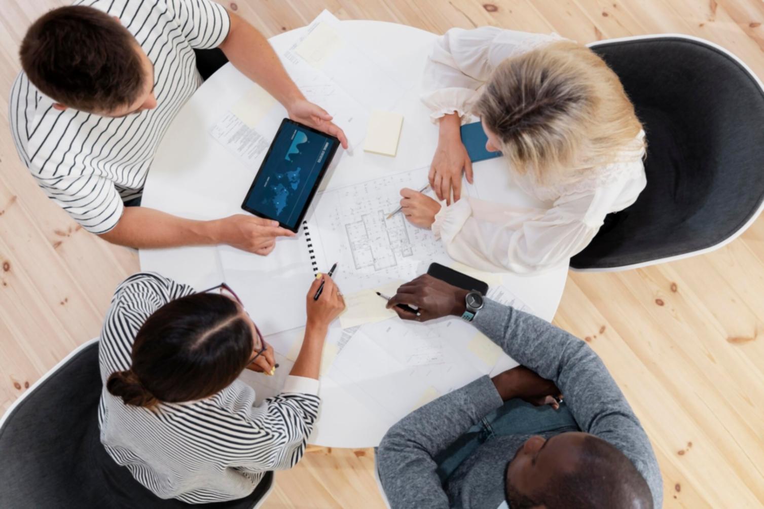 Famille planifiant son budget autour d'une table